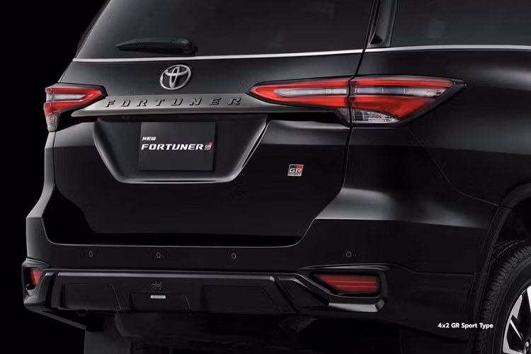 Tương tự Fortuner TRD Sportivo cũ, Toyota Fortuner GR Sport 2022 cũng được lắp bộ body kit chính hãng bên ngoài. Theo đó, xe có cánh lướt gió trước... Thêm vào đó là lưới tản nhiệt mạ crôm màu tối và bộ vành hợp kim 18 inch dành riêng cho phiên bản thể thao này.