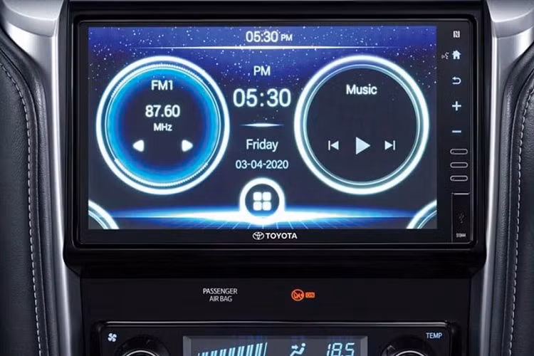 Hai con số tương ứng của động cơ diesel 4 xi-lanh, dung tích 2.4L là 147 mã lực và 400 Nm. Cả hai động cơ đều đồng hành với hộp số tự động 6 cấp. Đáng tiếc là Toyota Fortuner GR Sport 2022 chỉ được trang bị hệ dẫn động 1 cầu.