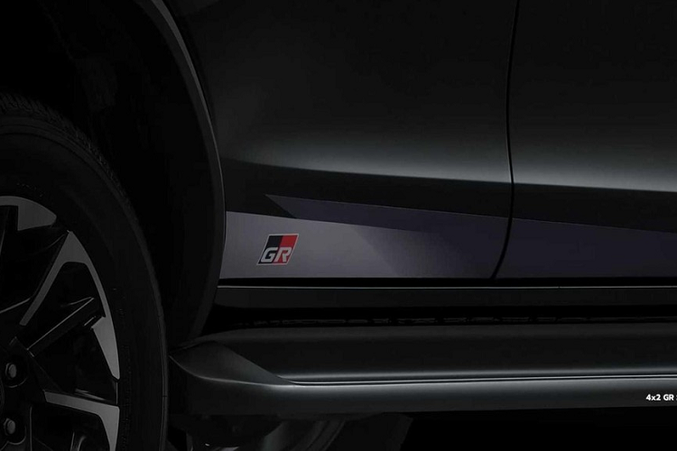 Không chỉ có thiết kế thể thao hơn, Toyota Fortuner GR Sport 2022 còn được trang bị tiện nghi hơn bản thường như cảm biến đá cốp... Màn hình cảm ứng 9 inch của hệ thống thông tin giải trí, hỗ trợ kết nối với điện thoại thông minh. Sạc điện thoại thông minh không dây