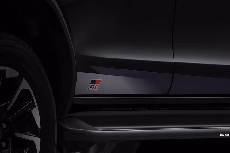 Không chỉ có thiết kế thể thao hơn, Toyota Fortuner GR Sport 2022 còn được trang bị tiện nghi hơn bản thường như cảm biến đá cốp... Màn hình cảm ứng 9 inch của hệ thống thông tin giải trí, hỗ trợ kết nối với điện thoại thông minh. Sạc điện thoại thông minh không dây