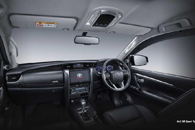 Nằm bên dưới nắp ca-pô của Toyota Fortuner GR Sport 2022 tại thị trường Indonesia là 2 tùy chọn động cơ. Đầu tiên là động cơ xăng 4 xi-lanh, dung tích 2.7L với công suất tối đa 161 mã lực và mô-men xoắn cực đại 242 Nm.