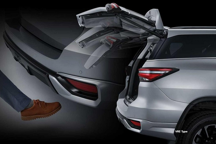 Một điểm mới nữa của Toyota Fortuner phiên bản thể thao là hệ thống điều hòa tự động 2 vùng đi kèm màn hình.