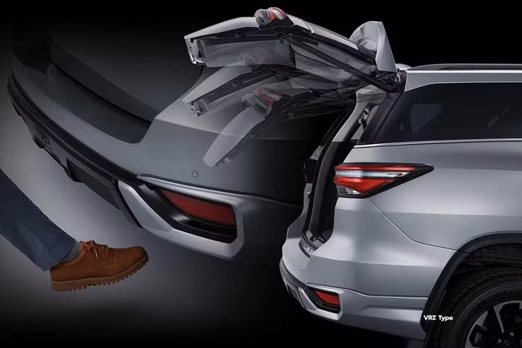 Một điểm mới nữa của Toyota Fortuner phiên bản thể thao là hệ thống điều hòa tự động 2 vùng đi kèm màn hình.