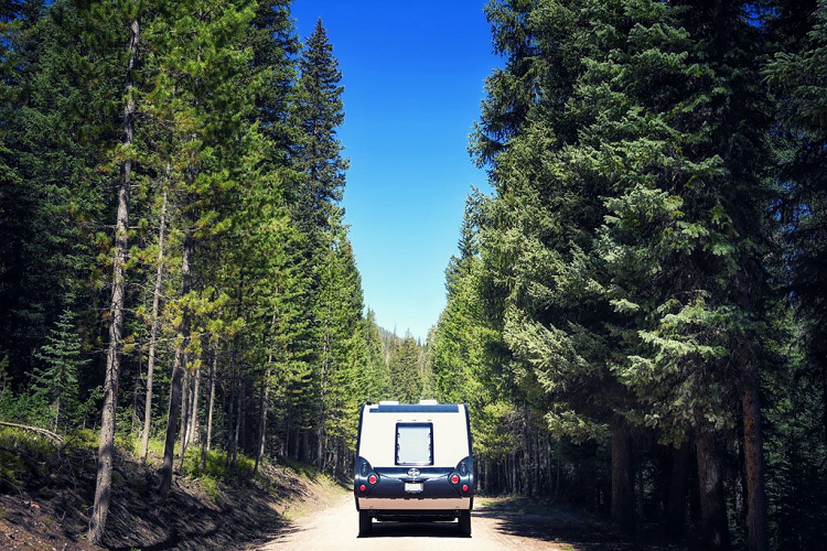 Hãng nuCamp RV vừa ra mắt mẫu nhà di động Tab 400 Teardrop 2021 mới. Đúng như tên gọi, Tab 400 Teardrop có kiểu dáng giọt nước, giúp tối ưu không gian bên trong. Đây cũng là mẫu nhà di động có không gian rộng rãi nhất của hãng nuCamp RV.