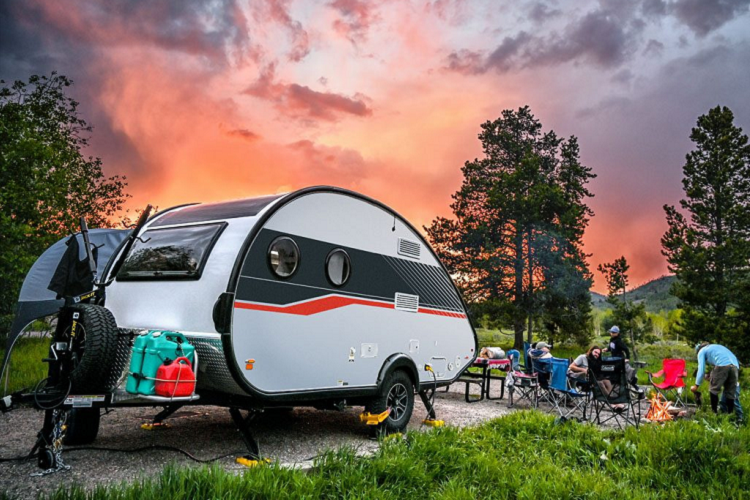 Nếu bạn là người thích dịch chuyển và khám phá những vùng đất mới, nhà di động nuCamp RV là lựa chọn phù hợp với bạn. Loại phương tiện này vững chắc, tiện nghi hơn lều, với đầy đủ tiện nghi phục vụ cho hành trình dài.