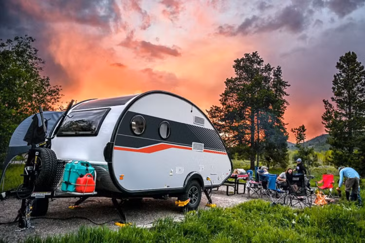 Nếu bạn là người thích dịch chuyển và khám phá những vùng đất mới, nhà di động nuCamp RV là lựa chọn phù hợp với bạn. Loại phương tiện này vững chắc, tiện nghi hơn lều, với đầy đủ tiện nghi phục vụ cho hành trình dài.