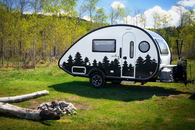 Tab 400 Teardrop có chiều dài 5,5 m, rộng 2,2 m và cao 2,63 m. Nội thất của mẫu nhà di động có chiều cao 2,01 m, đảm bảo không gian cho đa số người trưởng thành. Dù mang vác khá nhiều vật dụng bên trong, Tab 400 Teardrop có khối lượng chỉ khoảng 1,3 tấn. 