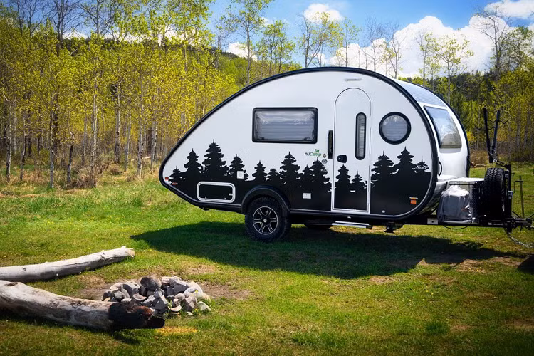 Tab 400 Teardrop có chiều dài 5,5 m, rộng 2,2 m và cao 2,63 m. Nội thất của mẫu nhà di động có chiều cao 2,01 m, đảm bảo không gian cho đa số người trưởng thành. Dù mang vác khá nhiều vật dụng bên trong, Tab 400 Teardrop có khối lượng chỉ khoảng 1,3 tấn. 