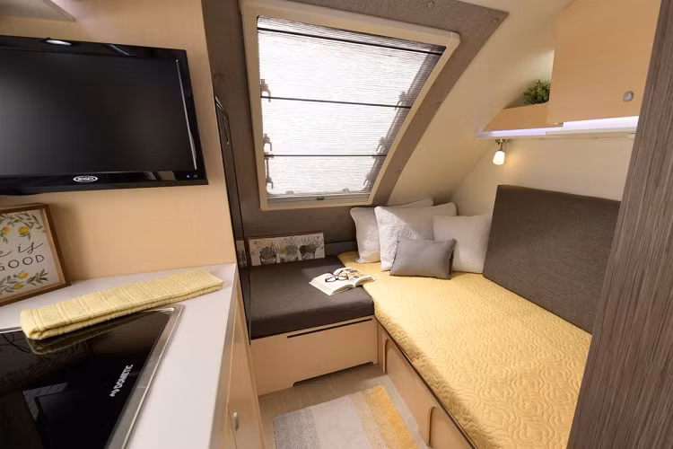 Sau nhà bếp là phòng ngủ chính. nuCamp RV cung cấp tùy chọn giường đơn hoặc giường đôi theo ý của khách hàng. Nếu lựa chọn giường đơn, không gian còn lại được tùy biến nhiều hơn cho tủ quần áo, kho… 