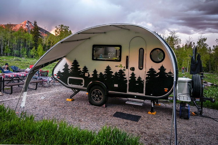 Cấu tạo bên ngoài của Tab 400 Teardrop khá đơn giản, gồm tời kéo, 2 bánh xe và các trụ cố định. Hãng nuCamp RV cũng cung cấp thêm gói tùy chọn nâng cấp ngoại thất cho Tab 400 Teardrop gồm bộ mâm thể thao 15 inch, lốp off-road chuyên dụng, khung xe bằng nhôm gia cố, bộ tem họa tiết mới, bậc cửa mới và bộ pin năng lượng mặt trời.