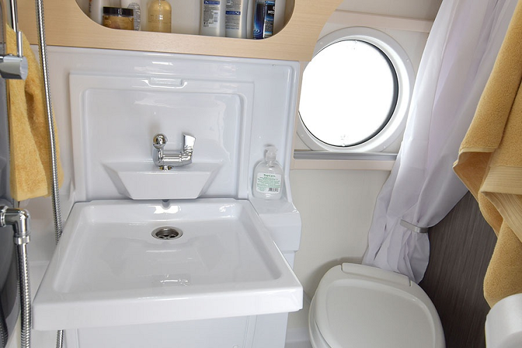 Cuối cùng là phòng tắm, đặt ở giữa phòng ngủ và phòng ăn. Dù không gian không quá rộng rãi, nuCamp vẫn bố trí đủ bộ gồm vòi tắm, bồn rửa tay và bồn vệ sinh. Các tùy chọn cho nội thất của Tab 400 Teardrop gồm máy điều hòa, máy sưởi, cửa sổ kép, máy nước nóng... Mức giá xe Tab 400 Teardrop 2021 mới chưa được công bố. 