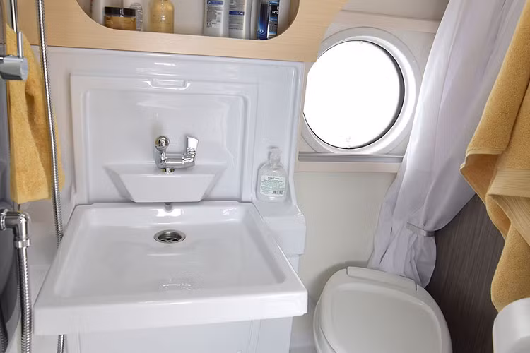 Cuối cùng là phòng tắm, đặt ở giữa phòng ngủ và phòng ăn. Dù không gian không quá rộng rãi, nuCamp vẫn bố trí đủ bộ gồm vòi tắm, bồn rửa tay và bồn vệ sinh. Các tùy chọn cho nội thất của Tab 400 Teardrop gồm máy điều hòa, máy sưởi, cửa sổ kép, máy nước nóng... Mức giá xe Tab 400 Teardrop 2021 mới chưa được công bố. 