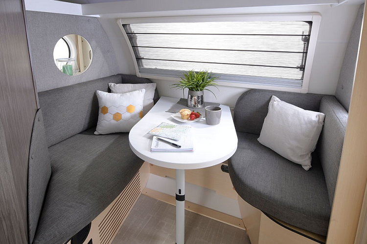 Bước vào bên trong, bạn sẽ thấy ngay khu vực ăn cho 4 người và có thể thay đổi thành giường ngủ cỡ lớn. Ở bên trái là nhà bếp với 2 lò nấu, tủ lạnh, bồn rửa. 