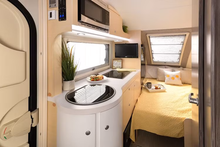 Như đã giới thiệu, ưu điểm của nhà di động so với lều là sự tiện nghi. Trên Tab 400 Teardrop, bạn có đủ phòng tắm, phòng ngủ, nhà bếp và phòng ăn. 