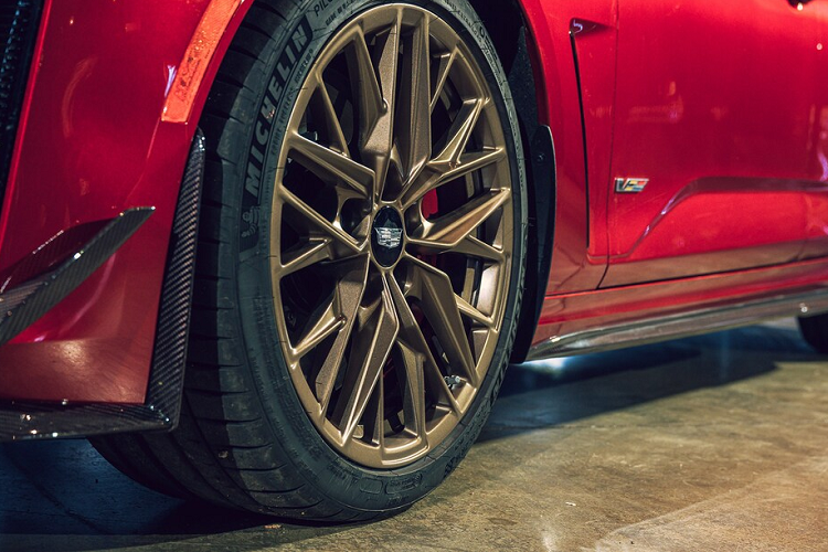 Cả hai mẫu xe đều có được hệ thống phanh hiệu suất cao với bộ phanh lớn nhất từng được trang bị bởi Cadillac. Đĩa phanh được làm bằng vật liệu sợi carbon – gốm giúp giảm khối lượng, tăng độ bền và giảm phát sinh nhiệt độ quá mức. Vi-sai sau chống trượt điện tử cũng được trang bị và cá nhân hóa cho từng chế độ lái thông qua tùy chọn Performance Traction Management.