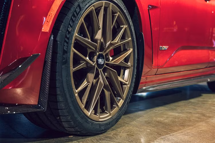 Cả hai mẫu xe đều có được hệ thống phanh hiệu suất cao với bộ phanh lớn nhất từng được trang bị bởi Cadillac. Đĩa phanh được làm bằng vật liệu sợi carbon – gốm giúp giảm khối lượng, tăng độ bền và giảm phát sinh nhiệt độ quá mức. Vi-sai sau chống trượt điện tử cũng được trang bị và cá nhân hóa cho từng chế độ lái thông qua tùy chọn Performance Traction Management.