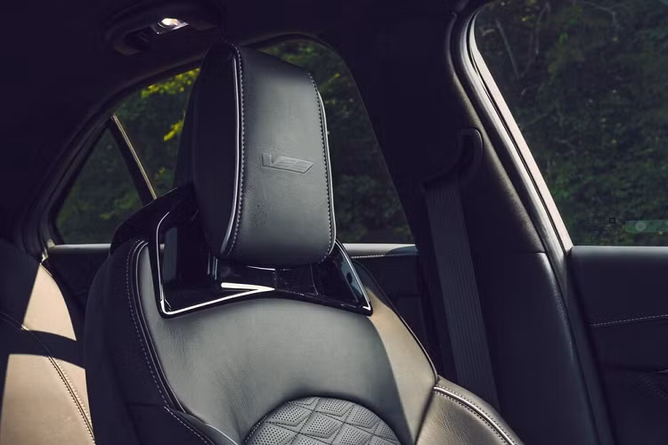 CT4-V Blackwing được trang bị tiêu chuẩn vô-lăng thể thao bằng sợi carbon trong khi CT5-V Blackwing lại có được công nghệ Surround Vision với hắt kính hiện đại. Khách hàng mua chiếc sedan lớn hơn cũng có thể tùy chọn thêm ghế ngồi ốp sợi carbon.