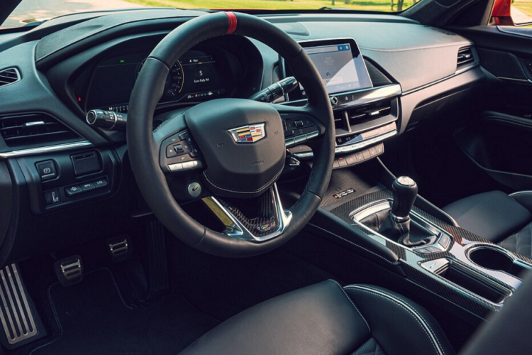 Hệ thống treo sử dụng loại Magnetic Ride Control thế hệ thứ 4 với sự nâng cấp ở cả phía trước và phía sau mang đến sự chính xác và nhanh nhạy hơn cho xe. V-Series Blackwing được trang bị tiêu chuẩn lốp Michelin Pilot Sport 4S được phát triển riêng.