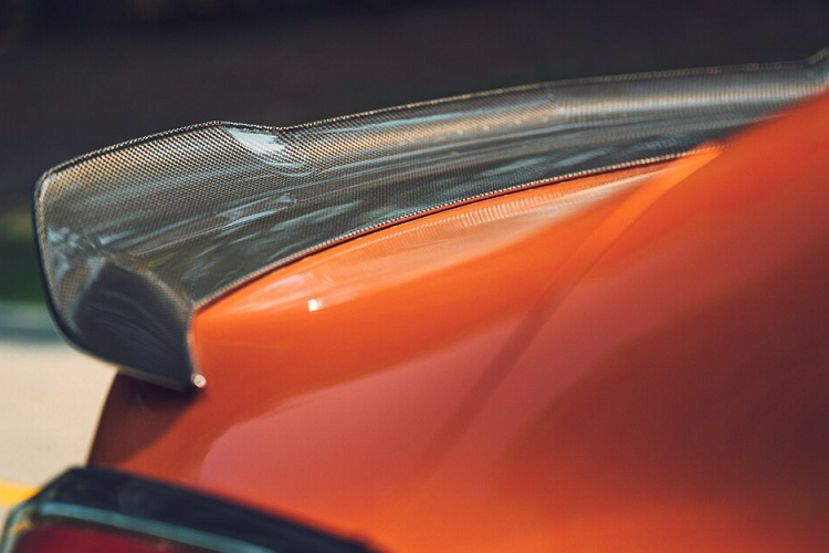 Không chỉ sở hữu động cơ mạnh hơn, những chiếc Blackwing còn được thiết kế lại ngoại thất để thích hợp hơn cho việc sử dụng hết công năng của nó trên đường đua. Tất cả các chi tiết khí động học ở ngoại thất đều được làm bằng sợi carbon và được thử nghiệm trong hầm gió để đảm bảo được sự hiệu quả và độ bền đáng tin cậy nhất.