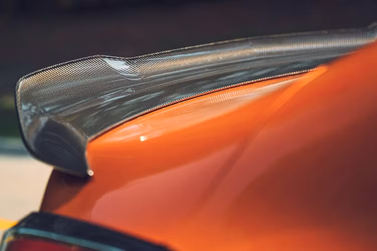 Không chỉ sở hữu động cơ mạnh hơn, những chiếc Blackwing còn được thiết kế lại ngoại thất để thích hợp hơn cho việc sử dụng hết công năng của nó trên đường đua. Tất cả các chi tiết khí động học ở ngoại thất đều được làm bằng sợi carbon và được thử nghiệm trong hầm gió để đảm bảo được sự hiệu quả và độ bền đáng tin cậy nhất.