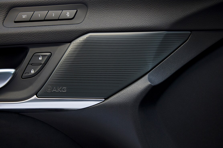 Bên trong, khoang lái vẫn giữ lại được sự sang trọng và tiện nghi vốn có của dòng sedan V-Series. Cả hai sẽ được bán ra với ba cấu hình nội thất riêng biệt. CT4-V Blackwing được trang bị tiêu chuẩn màn hình cảm ứng kích thước 8 inch trong khi CT5-V Blackwing có được màn hình 10 inch.