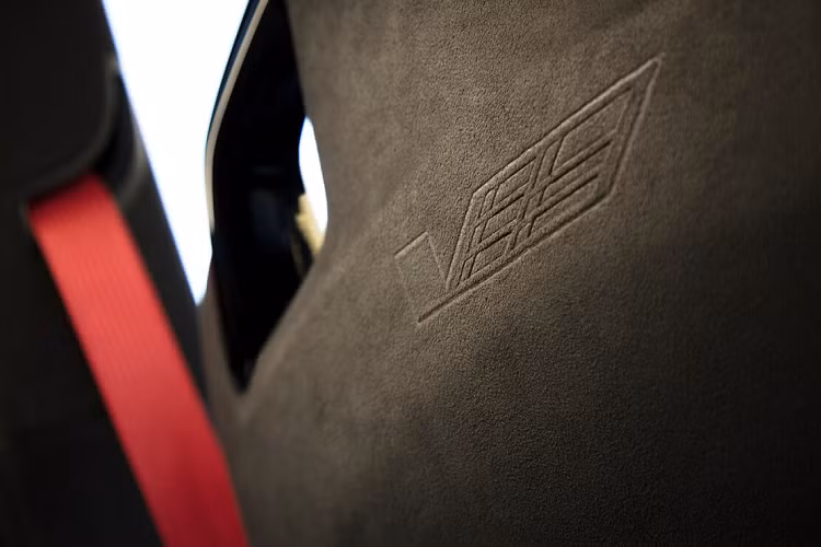 Chúng đều được tích hợp Apple CarPlay và Android Auto, sạc không dây, hệ thống âm thanh AKG 15 loa trên CT4-V và 16 loa trên CT5-V.