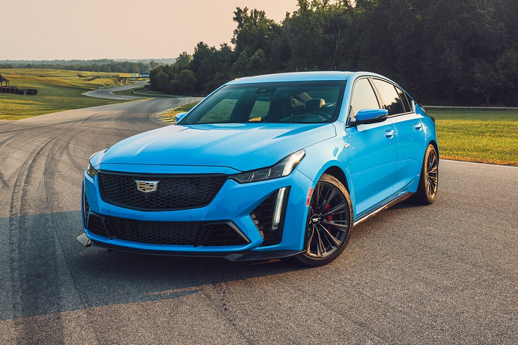 Với sức mạnh đó, CT5-V Blackwing có khả năng tăng tốc lên 96 km/h từ vị trí đứng yên trong 3,4 giây (3,6 giây với hộp số sàn) và đạt tốc độ tối đa hơn 322 km/h. Xe cũng có thể hoàn thành đường chạy ¼ dặm trong 11,3 giây với tốc độ cán đích 208 km/h. Về phần CT4-V, nó có thể tăng tốc lên 96 km/h trong 3,9 giây (4,1 giây với hộp số sàn), tốc độ tối đa đạt 304 km/h và chạy ¼ dặm trong 12,14 giây, tốc độ cán đích 188 km/h.