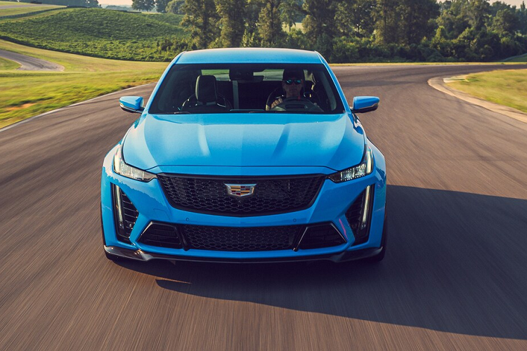 Cadillac CT5-V Blackwing 2021 mới được trang bị động cơ V8 siêu nạp, dung tích 6.2 lít được lắp ráp thủ công với công suất được nâng cấp lên mức 668 mã lực và mô-men xoắn cực đại 893 Nm. Trong khi đó, chiêc CT4-V Blackwing dùng động cơ V6 tăng áp kép, dung tích 3.6 lít với công suất tối đa 472 mã lực và 603 Nm mô-men xoắn. Cả hai đều được trang bị hộp số sàn 6 cấp hoặc hộp số tự động 10 cấp tích hợp lẫy chuyển số sau vô-lăng.