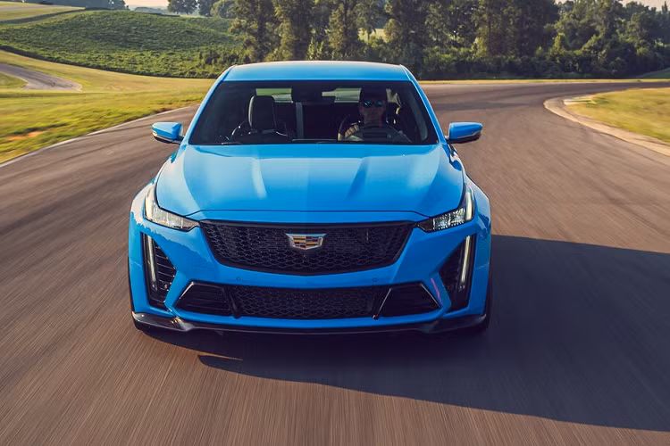 Cadillac CT5-V Blackwing 2021 mới được trang bị động cơ V8 siêu nạp, dung tích 6.2 lít được lắp ráp thủ công với công suất được nâng cấp lên mức 668 mã lực và mô-men xoắn cực đại 893 Nm. Trong khi đó, chiêc CT4-V Blackwing dùng động cơ V6 tăng áp kép, dung tích 3.6 lít với công suất tối đa 472 mã lực và 603 Nm mô-men xoắn. Cả hai đều được trang bị hộp số sàn 6 cấp hoặc hộp số tự động 10 cấp tích hợp lẫy chuyển số sau vô-lăng.