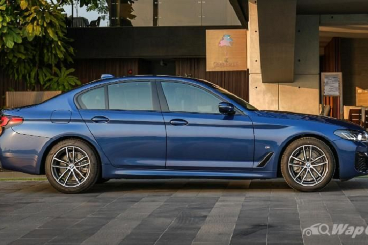 Đối với hai phiên bản PHEV 530e, xe dùng động cơ xăng tăng áp 2.0L 4 xi-lanh cho 181 mã lực / 300Nm kết hợp với động cơ điện, cung cấp tổng công suất 287 mã lực và mô-men xoắn 420Nm. Nhờ bộ pin 12 kWh, BMW 530e có thể chạy điện hoàn toàn lên tới 52 km. BMW 530e chỉ cần 5,9 giây để chạy nước rút 0 - 100 km/h. Cả 520d và 530e đều ghép nối với hộp số tự động 8 cấp và dẫn động cầu sau.