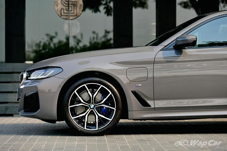 Về trang bị ngoại thất, BMW 520d M Sport và 530e Elite có các mâm xe cùng kích thước 18 inch nhưng thiết kế khác nhau và lốp của 520d M Sport (245/45 R18 phía trước, 275/40 R18 phía sau) rộng hơn lốp mà 530e Elite dùng (245/40 R18).