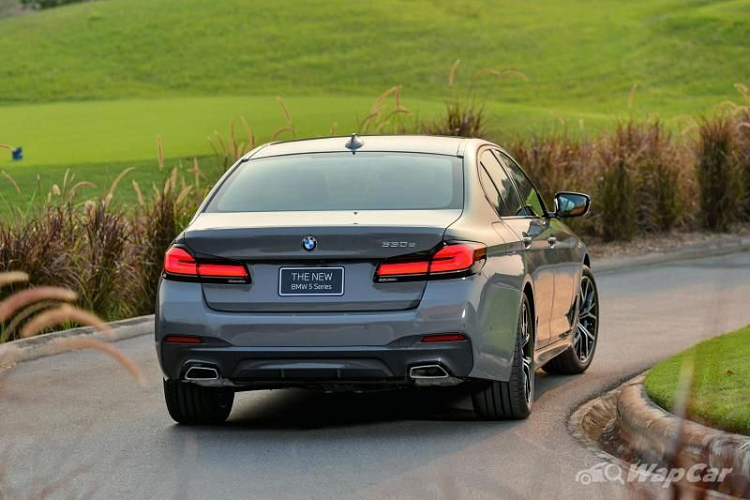 Riêng BMW 530e M Sport cao cấp nhất ở Thái Lan sẽ có thêm tính năng Kiểm soát hành trình chủ động với chức năng Stop &amp; Go và Hỗ trợ đỗ xe tiên tiến được bổ sung thêm camera quan sát xung quanh.