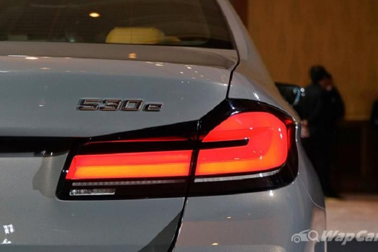 Về an toàn, phiên bản 530e Elite không có bất kỳ hệ thống ADAS nào, trong khi hai biến thể M Sport đều nhận được gói Driving Assistant bao gồm Cảnh báo va chạm phía trước với sự can thiệp của phanh tự động và cảnh báo chệch làn.