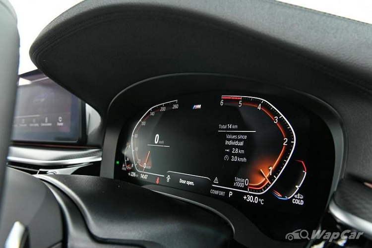 Di chuyển vào bên trong, các biến thể M Sport có bảng đồng hồ Sensatec, da tổng hợp của BMW, hệ thống âm thanh vòm Harman Kardon, sạc không dây, điều khiển bằng cử chỉ và BMW Live Cockpit Professional với màn hình 12,3 inch chạy trên Hệ điều hành BMW 7.