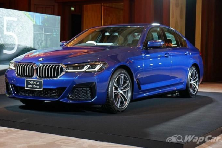  Giá xe BMW 5 Series 2021 tương ứng của 3 phiên bản520d M Sport, 530e Elite và 530e M Sport lần lượt là 3,539 triệu baht - 2,999 triệu baht - 3,739 triệu baht (tương đương khoảng 2,7 - 2,3 đến 2,88 tỷ đồng).