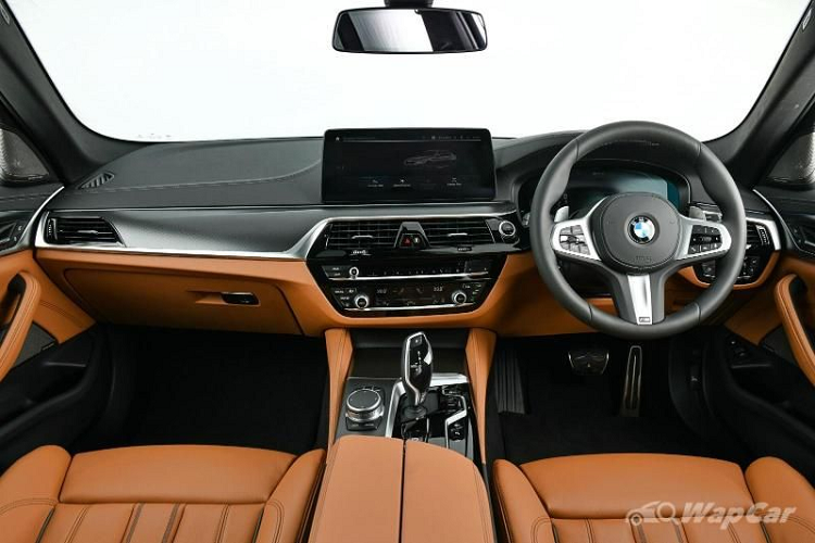 Các tính năng tiêu chuẩn dành cho cả ba phiên bản của BMW 5 Series 2021 tại Thái Lan gồm đèn pha LED thích ứng với hỗ trợ chùm sáng cao, chức năng cửa hít, mở cửa thông minh qua điện thoại thông minh iPhone và hệ thống đèn nội thất.