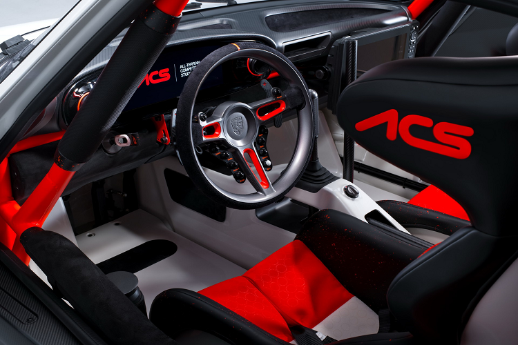 Với phiên bản màu trắng, Porsche 911 ACS bản địa hình được lấy cảm hứng từ các mẫu xe đua việt dã như Rothmans 953 và 959 Safaris thuộc thập niên 1980.