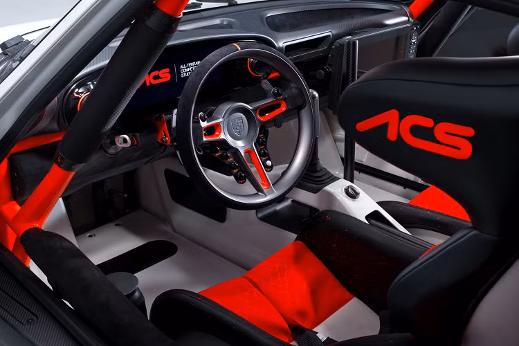 Với phiên bản màu trắng, Porsche 911 ACS bản địa hình được lấy cảm hứng từ các mẫu xe đua việt dã như Rothmans 953 và 959 Safaris thuộc thập niên 1980.