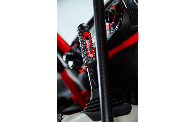 Nội thất được phối 2 màu đen và đỏ nổi bật, bảng táp-lô tối giản ốp vật liệu carbon đi cùng vô-lăng 3 chấu có lẫy chuyển số. Bảng đồng hồ tốc độ được nâng cấp thành loại kỹ thuật số hiện đại, trong khi đó cần số và cần phanh tay có thiết kế tối giản và được chế tạo từ vật liệu carbon.