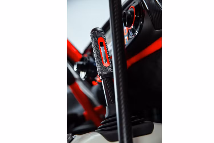 Nội thất được phối 2 màu đen và đỏ nổi bật, bảng táp-lô tối giản ốp vật liệu carbon đi cùng vô-lăng 3 chấu có lẫy chuyển số. Bảng đồng hồ tốc độ được nâng cấp thành loại kỹ thuật số hiện đại, trong khi đó cần số và cần phanh tay có thiết kế tối giản và được chế tạo từ vật liệu carbon.