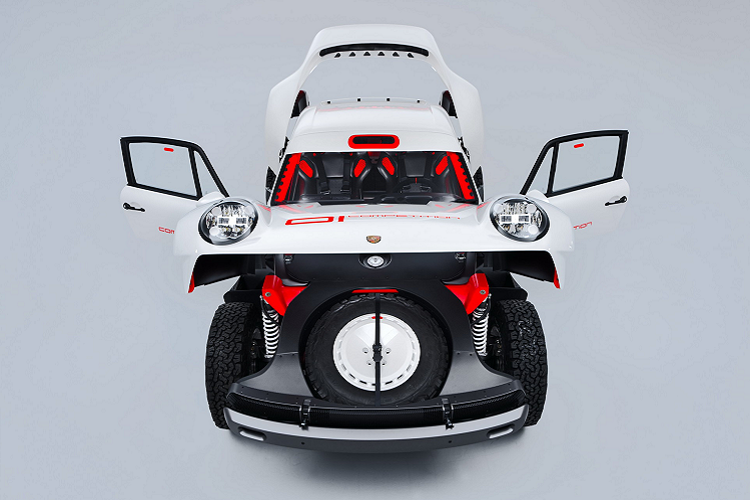 Lốp xe được thay thế bằng loại chuyên đi địa hình với mâm xe 16 inch, bình xăng được tăng dung tích và bổ sung khung chống lật theo tiêu chuẩn của Liên đoàn FIA.