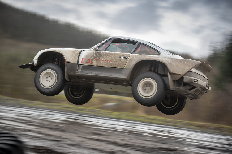 Bộ đôi Porsche 911 ACS địa hình được trang bị động cơ boxer 3.6L tăng áp kép với công suất 450 mã lực. Kết hợp với đó là hộp số tuần tự 5 cấp cùng hệ dẫn động 4 bánh toàn thời gian.