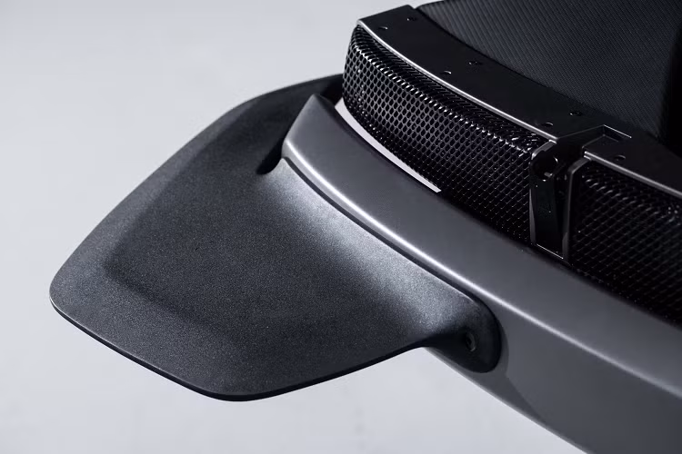 Gầm xe được lắp tấm bảo vệ bằng nhôm dày 5 mm, hệ thống treo được nâng cấp với khả năng tùy chỉnh 5 cấp và hệ thống phanh đĩa là loại hiệu năng cao với cùm phanh 4 piston. Bù đắp lại cho phần khối lượng tăng lên, thân xe và chiều chi tiết được làm từ vật liệu carbon.