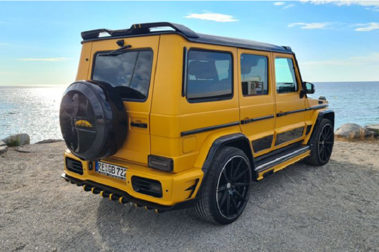 G-Boss cũng cung cấp một vài thay đổi ở nội thất của Mercedes-Benz G-Class phong cách Bumblebee, ví dụ như da bọc màu đen và vàng, đi kèm họa tiết kim cương sang trọng, trần xe ngàn sao lấp lánh lấy cảm hứng từ Rolls-Royce với các đèn được sắp xếp thành chữ "G-Boss".
