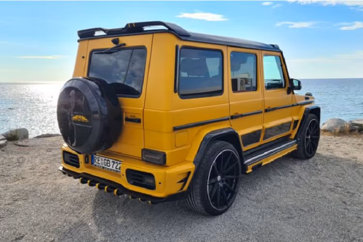 G-Boss cũng cung cấp một vài thay đổi ở nội thất của Mercedes-Benz G-Class phong cách Bumblebee, ví dụ như da bọc màu đen và vàng, đi kèm họa tiết kim cương sang trọng, trần xe ngàn sao lấp lánh lấy cảm hứng từ Rolls-Royce với các đèn được sắp xếp thành chữ "G-Boss".