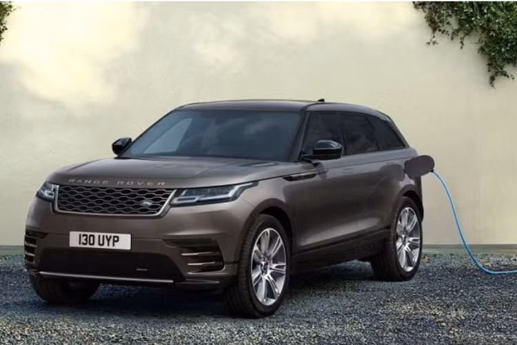 Range Rover cung cấp cho Velar Auric Edition 3 màu sơn ngoại thất gồm trắng Ostuni Pearl White, đen Santorini Black, và xám Charente Grey độc quyền dành riêng cho phiên bản này.