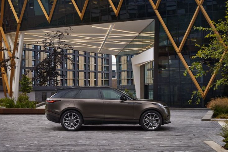 Nếu vẫn chưa hài lòng, khách hàng còn rất nhiều lựa chọn màu sắc khác trong Bảng màu cao cấp SV Bespoke của Range Rover, ví dụ như nâu Tourmaline Brown, tím pha ghi Amethyst-Grey Purple và xanh dương Petrolix Blue. Thậm chí, chủ nhân của Velar Auric Edition có thể yêu cầu hoàn thiện chiếc SUV trong màu sắc yêu thích của mình thông qua dịch vụ "Match To Sample".