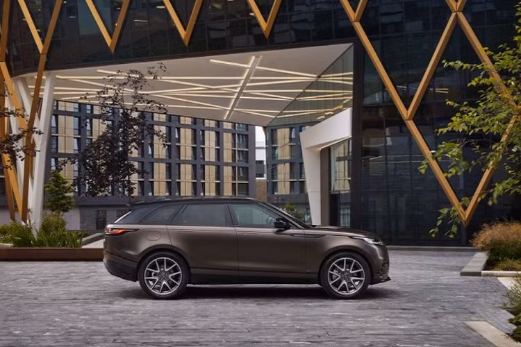 Nếu vẫn chưa hài lòng, khách hàng còn rất nhiều lựa chọn màu sắc khác trong Bảng màu cao cấp SV Bespoke của Range Rover, ví dụ như nâu Tourmaline Brown, tím pha ghi Amethyst-Grey Purple và xanh dương Petrolix Blue. Thậm chí, chủ nhân của Velar Auric Edition có thể yêu cầu hoàn thiện chiếc SUV trong màu sắc yêu thích của mình thông qua dịch vụ "Match To Sample".