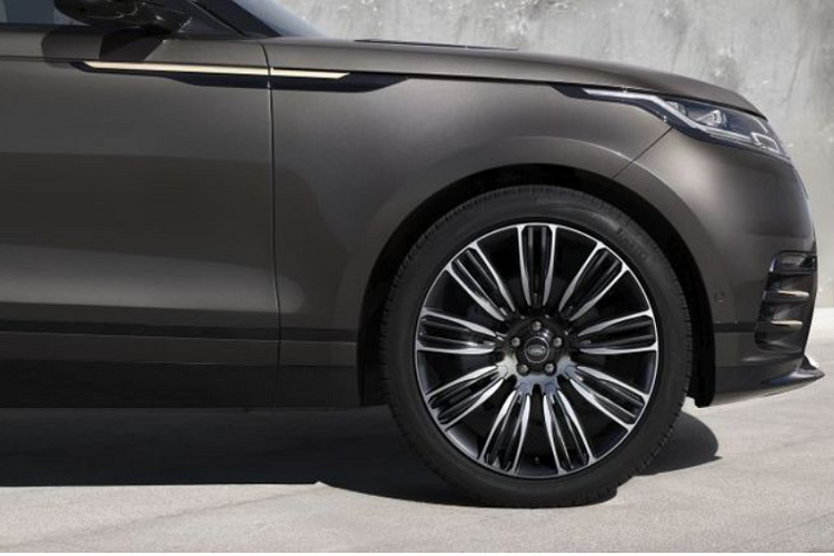 Mẫu xe SUV Range Rover Velar Auric Edition 2022 "cưỡi" trên bộ mâm Mercurial Gloss Sparkle Silver 20 inch và còn có kính riêng tư theo tiêu chuẩn, khách hàng cũng có thể nâng cấp lên bánh Pincer 22 inch và mái sơn tương phản.