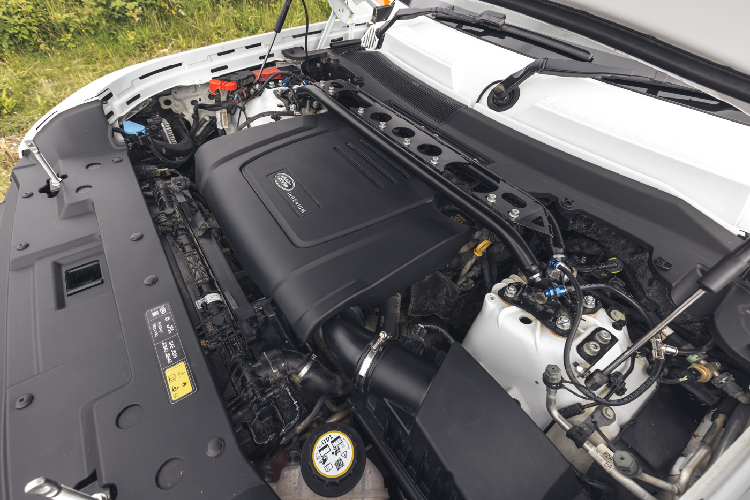 Hệ thống điện trên xe cũng được Bowler thiết kế lại với hàng loạt các trang bị thích hợp hơn cho việc đua xe như hệ thống ngắt nguồn tổng, bảo vệ cháy nổ. Hệ thống ánh sáng phụ trợ cùng hệ thống điều khiển, thiết lập xe mới cũng được tích hợp. Hai ghế ngồi sử dụng ghế thể thao với đai an toàn sáu điểm, vị trí đặt cần số được điều chỉnh để thuận tiện hơn cho tay đua, cùng với đó là sự có mặt của lẫy chuyển số phía sau vô-lăng.